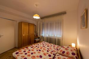 A bed or beds in a room at Árnyas Vendégház , Lila akác apartman