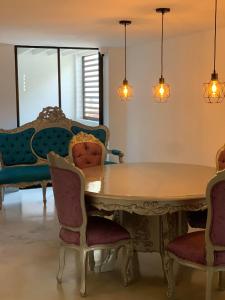 una sala da pranzo con tavolo e sedie di Hotel 14-04 a Cali