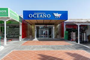 ein Geschäft mit einem Ozeankennzeichen auf der Vorderseite in der Unterkunft Apartamentos Oceano - Adults Only - Sólo Adultos in Costa Teguise