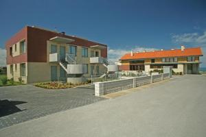 un edificio con un parcheggio di fronte di Apartamentos Playa de Portio a Liencres