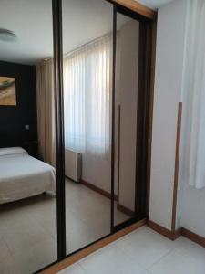 Ένα ή περισσότερα κρεβάτια σε δωμάτιο στο Apartamentos Playa de Portio +12 φωτογραφίες