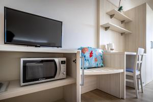 Телевизор и/или развлекательный центр в Mareblù - Tuscany Green Aparthotel