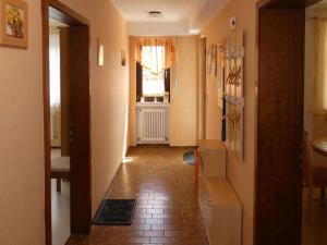 um corredor com um quarto com um hallwayngth em Ferienwohnung Neumann em Gersfeld