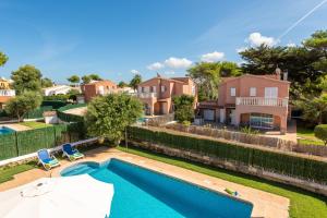 an aerial view of a backyard with a swimming pool and houses at Villa Llevant in Cala en Blanes