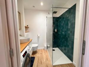 uma casa de banho com um chuveiro, um WC e um lavatório. em Appartements calmes - Standing - Hypercentre - CLIM - WIFI - Netflix em Montpellier