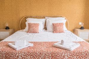a bedroom with a bed with towels on it at Centre ville - L'Aventurier - Parking in Drulingen