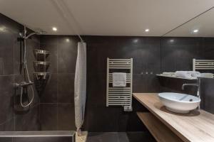 y baño con lavabo y ducha. en DIFY Drevet - Bellecour, en Lyon
