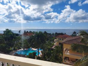 Vom Balkon eines Resorts genießen Sie Meerblick. in der Unterkunft Las Palmeras by Graziano in Boca Chica