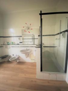 a bathroom with two sinks and a glass shower at P8 Ferienwohnung in Remscheid
