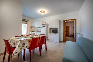 Кухня или мини-кухня в Mareblù - Tuscany Green Aparthotel
