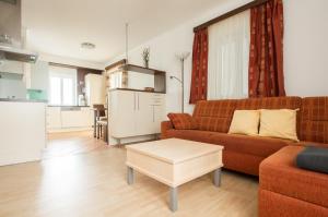 ein Wohnzimmer mit einem Sofa und einem Tisch in der Unterkunft Ferienhof Neundlinger in Niederwaldkirchen