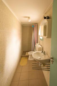 uma casa de banho com um lavatório e um WC em Árnyas vendégház, Füge apartman em Balatonboglár