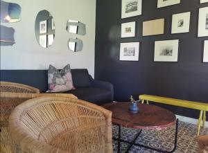 uma sala de estar com um sofá e uma mesa em Beautiful Betty B&B em Beaufort West