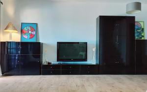 a living room with a television on a cabinet at MiRA MAR in Lajita