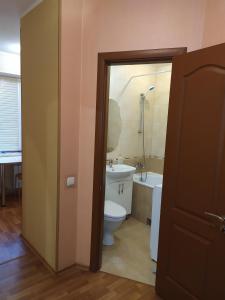 uma casa de banho com um WC, um lavatório e um chuveiro em Cozy apartments on Lushpy Avenue em Sumy