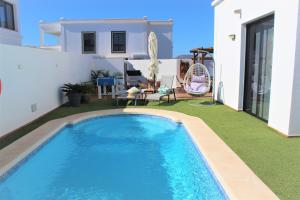 - une piscine dans l'arrière-cour d'une maison dans l'établissement Villa Clara, à Playa Blanca