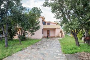 a house with a stone driveway in front of it at Casa Pasqualina in San Giovanni
