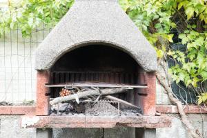 a brick oven with a pile of dirt in it at Casa Pasqualina in San Giovanni