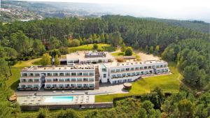 - une vue aérienne sur un grand bâtiment avec une piscine dans l'établissement Monte Prado Hotel & Spa, à Melgaço