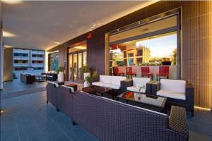 Uma área de estar em Eden Hotel