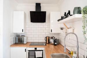 Een keuken of kitchenette bij Penarth/Cardiff Bay: Deluxe Flat: 10 Mins to City!