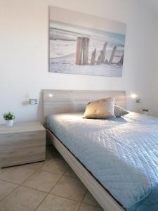 Tempat tidur dalam kamar di Sardamare Apartments Appartamenti La Ciaccia