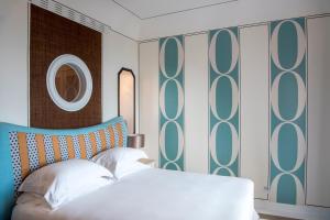Ліжко або ліжка в номері Capri Tiberio Palace - The Leading Hotels of the World