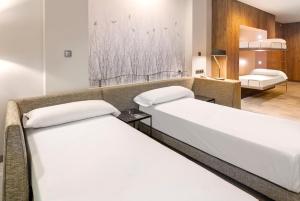 
Een bed of bedden in een kamer bij Hotel San Pablo Sevilla
