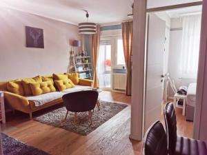 Posezení v ubytování New elegant apartment with free parking and wifi