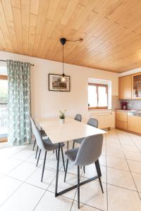 a dining room with a table and chairs at Schäfer's Ferienhof Michaelsberg in Gundelsheim