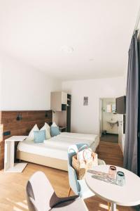 1 dormitorio con 1 cama, mesa y sillas en Villa Blumegg, en Hermagor