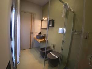 Et badeværelse på Atenea Palace Rooms