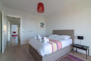 Un dormitorio con una cama con dos ositos de peluche. en Apartment In A Residence With Swimming Pool Wifi en Cannes