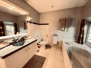 Ένα μπάνιο στο Château de CHICAMOUR +50 φωτογραφίες