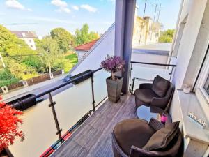 d'un balcon avec deux chaises et une fenêtre. dans l'établissement New elegant apartment with free parking and wifi, à Zagreb