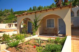 Сад в Alonissos Beach Bungalows And Suites Hotel
