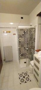 bagno con doccia e porta in vetro di Hotel Milano San Giovanni Lupatoto a San Giovanni Lupatoto