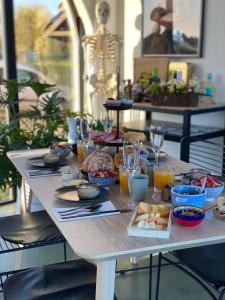 - une table avec de la nourriture et des boissons dans l'établissement KOOON, à Staden