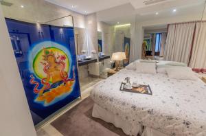 セビリアにあるSuite Baliのベッドルーム(大型ベッド1台付)、バスルームが備わります。