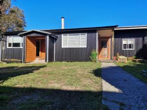 a house with a yard in front of it at Cabaña Rincón de Campo in Ancud