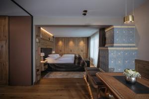 Letto o letti in una camera di Hotel Arlberg Lech