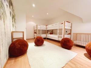 een kamer met 2 stapelbedden en een tapijt bij Le Pact - Gîte familial in Anhée