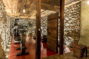 Habitación con pared de piedra y máquina de coser en Huber unterm Baum, en Lagundo