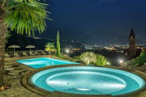 拉貢多的住宿－Huber unterm Baum，一个晚上的游泳池,以城市为背景