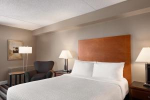
A bed or beds in a room at Royal Hotel Regina, Trademark Collection by Wyndham
