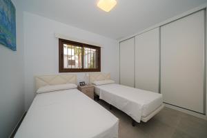 A bed or beds in a room at Linara