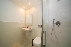 A bathroom at Linara