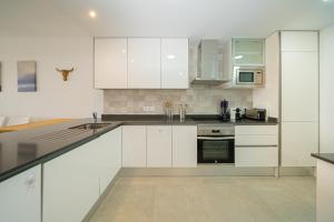 A kitchen or kitchenette at Linara