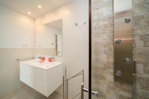 A bathroom at Linara