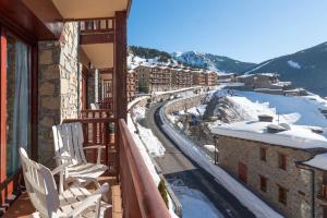 balcón con sillas y vistas a la montaña en Apartament Terrasses F en El Tarter
